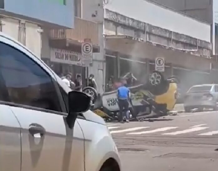 Viatura capotada